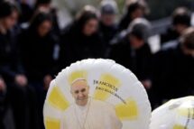 “Eu os acompanho daqui”: o aniversário de pontificado no Gemelli, olhando para o mundo