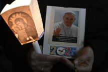A oração do terço pela saúde do Papa volta à Praça São Pedro a partir de hoje