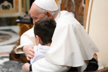 Papa: onde há uma criança ou uma pessoa vulnerável em segurança, ali se honra Cristo