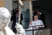 O Papa convalescente em Santa Marta, concelebra Missa na capela e continua terapia