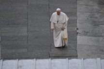 Aquela praça vazia e o pastor em sintonia com o mundo