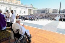 O Papa: na doença, Deus não nos deixa sozinhos. Francisco chega de surpresa à Praça