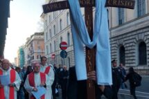 A Via-Sacra dos Invisíveis cruza olhares e histórias em Roma