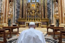 Papa em oração na Basílica de Santa Maria Maior em Roma