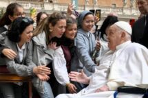 Papa surpreende fiéis e aparece na Praça São Pedro
