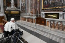 Francisco se detém em oração na Basílica de São Pedro, após saudar fiéis