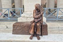 “Seja acolhedor”, uma escultura na Praça São Pedro para convidar ao acolhimento