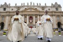 Comastri celebra a Missa de Páscoa e o cardeal Re preside a Vigília do Sábado Santo