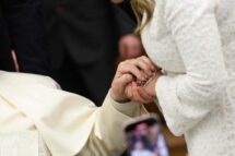 Viagens para festividades muito caras, o Papa: “Ajudar com bônus jovens e famílias”