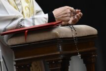 Terço em sufrágio pelo Papa Francisco na Praça São Pedro