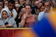 A emoção de milhares de fiéis, inclusive brasileiros, ao se despedir do Papa no Vaticano