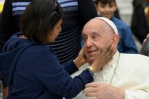Migrantes, transgêneros, pobres e detentos para o último adeus ao Papa na Santa Maria Maior