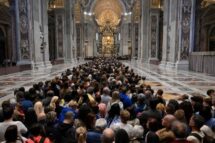 Mais de 120 mil pessoas já se despediram do Papa, inclusive brasileiros