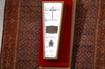 Realizado o rito de fechamento do caixão do Papa Francisco