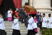Cardeal Re: Francisco, um Papa com um coração aberto a todos