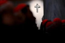 Em Santa Maria Maior, a homenagem dos cardeais ao Papa e as orações do povo