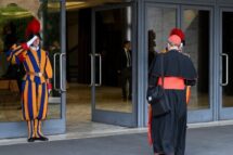 Cardeal Becciu renuncia a entrar em Conclave