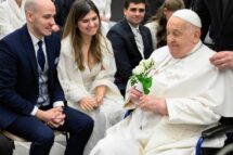 Papa às jovens famílias em um texto inédito: acreditem na “alegria do amor”
