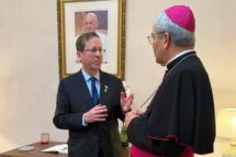 Israel, Herzog assina registro de condolências pelo Papa Francisco
