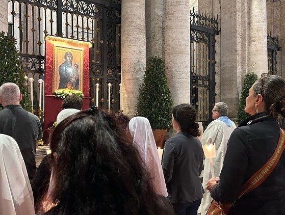 Santa Maria Maior: orações e Rosários pelo Papa Francisco