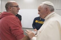 Após o terremoto de Amatrice, o abraço da vida entre Valerio e o Papa
