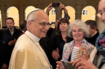 “Obrigado!” A primeira saída de Leão XIV do Vaticano