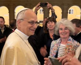 “Obrigado!” A primeira saída de Leão XIV do Vaticano