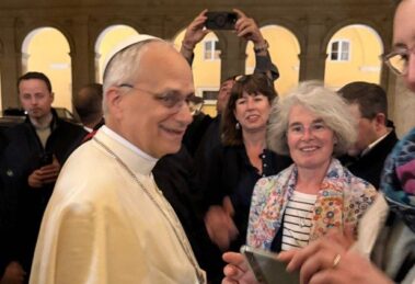“Obrigado!” A primeira saída de Leão XIV do Vaticano