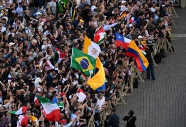 Brasileiros conhecem “o novo Pedro”, após maratona pra chegar na Praça São Pedro