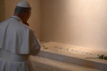 Leão XIV reza diante do túmulo de Francisco na Basílica de Santa Maria Maior