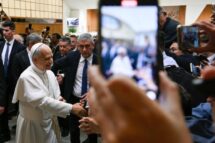 Cerca de 3 mil jornalistas encontram Papa Leão XIV no Vaticano, inclusive brasileiros