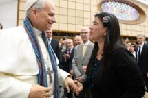 Viagens, tênis e presentes. Papa Leão XIV saúda os jornalistas