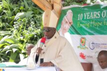 Uganda: instituições católicas e organizações religiosas prometem eliminar plásticos de uso único