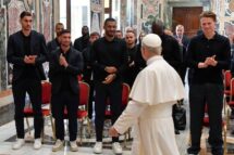 Juan Jesus, brasileiro que venceu campeonato italiano com o Napoli, conhece Leão XIV