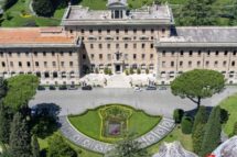 Realizado nos Jardins do Vaticano o brasão floral de Leão XIV