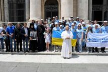 Com a guerra nos olhos, um grupo de jovens de Kharkiv em audiência com o Papa