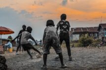 Felicidade com bola de trapos em Goma: a foto vencedora de concurso no Jubileu
