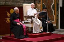 Papa a franciscanos e trinitários: ouvir o Espírito para orientar o serviço diário