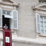 Papa no Angelus: “a partir do Altar e do Sacrário, ser portadores de comunhão e de paz”