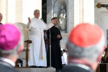 A proximidade aos cristãos e o apelo do Papa: rejeitar a vingança no Oriente Médio