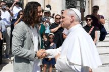 Papa encontra Jonathan Roumie que interpreta Jesus na série “The Chosen”