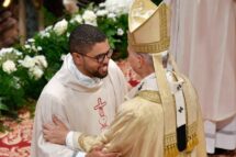 O brasileiro Lucas Soares dos Santos é ordenado sacerdote por Leão XIV