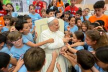 Leão XIV encontra as crianças da Colônia de Férias do Vaticano e crianças ucranianas