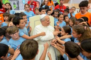 Leão XIV encontra as crianças da Colônia de Férias do Vaticano e crianças ucranianas