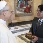 O encontro do jovem astrônomo do Peru com o Papa no Vaticano