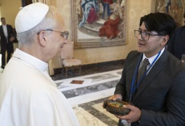 O encontro do jovem astrônomo do Peru com o Papa no Vaticano