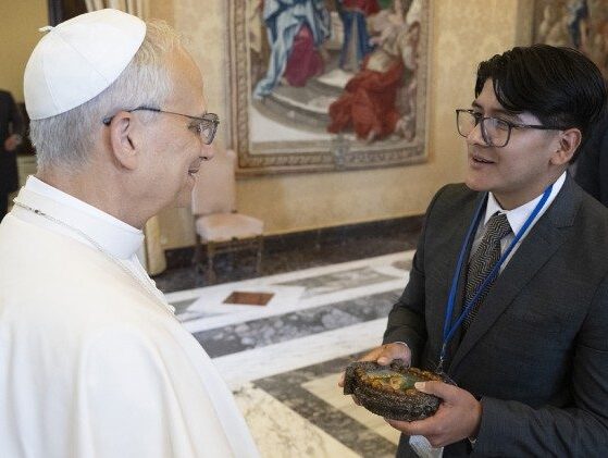 O encontro do jovem astrônomo do Peru com o Papa no Vaticano