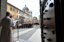 O Papa: rezemos pela paz e por aqueles que sofrem devido a guerras e violências