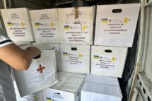 Caridade do Papa para a Ucrânia: cestas básicas entregues a famílias em Kharkiv