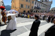 Papa: acolher e deixar-se acolher por Deus que está à porta e bate
